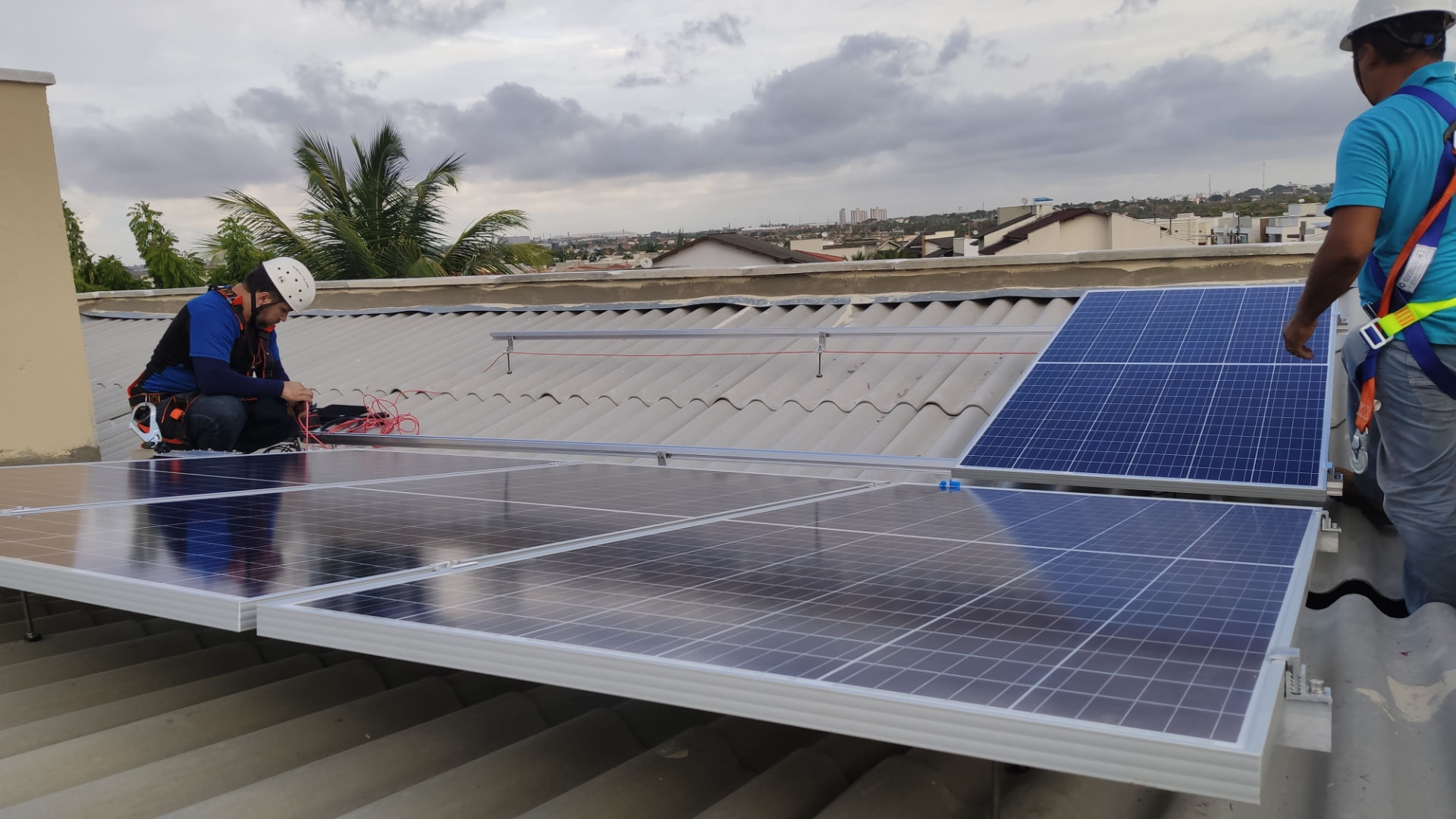 Equipe técnica da SOLRAC instalando painéis solares em telhado